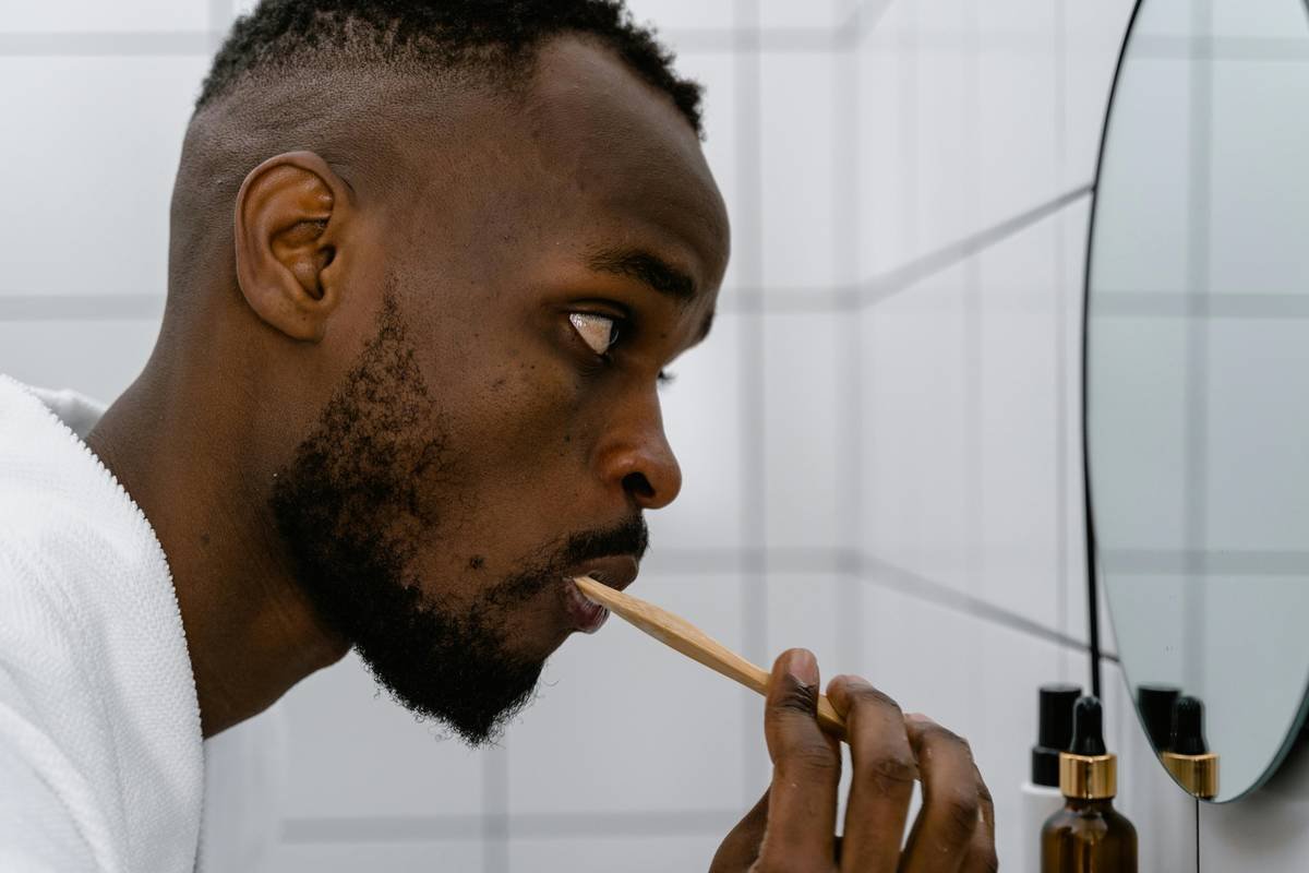 Infographic showing how beard oil supports healthy growth by moisturizing skin, strengthening hair shafts, and reducing inflammation around follicles