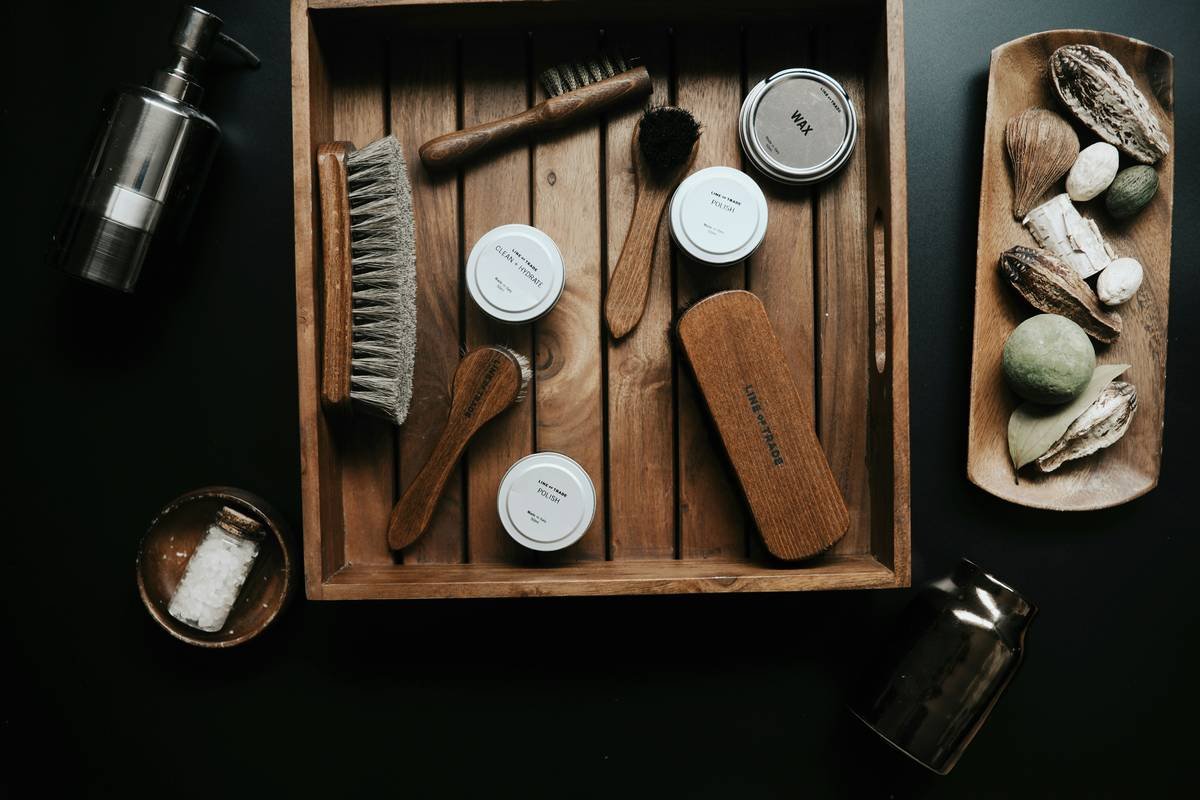 Comparison table: Natural vs synthetic beard oil ingredients showing side-by-side effects on skin