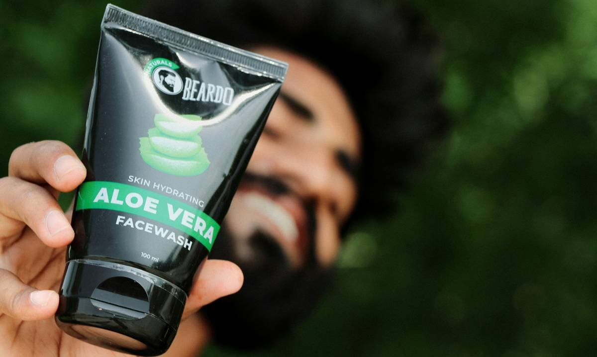 Infographic comparing natural vs synthetic beard oil ingredients and their effects on skin hydration and irritation levels